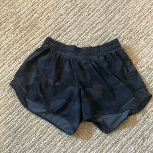 LULULEMON Hotty Hot High Rise Lined Short 2.5” Size 6 Black Camo